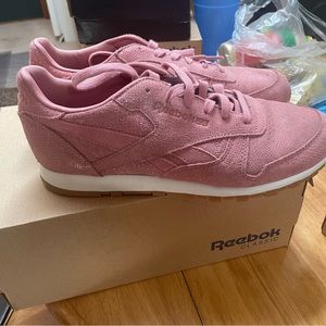 Reebok classic, pink, NWOT, size 9/ 40, great condition